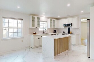 5731 S Braeswood Blvd in Houston, TX - Building Photo - Building Photo