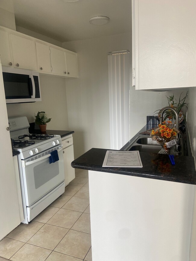 Woodhaven Apartments in Van Nuys, CA - Building Photo - Building Photo