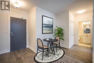 705 Davis Dr in Newmarket, ON - Building Photo - Building Photo