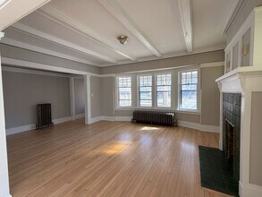 2000 E Newberry Blvd, Unit Lower in Milwaukee, WI - Building Photo - Building Photo