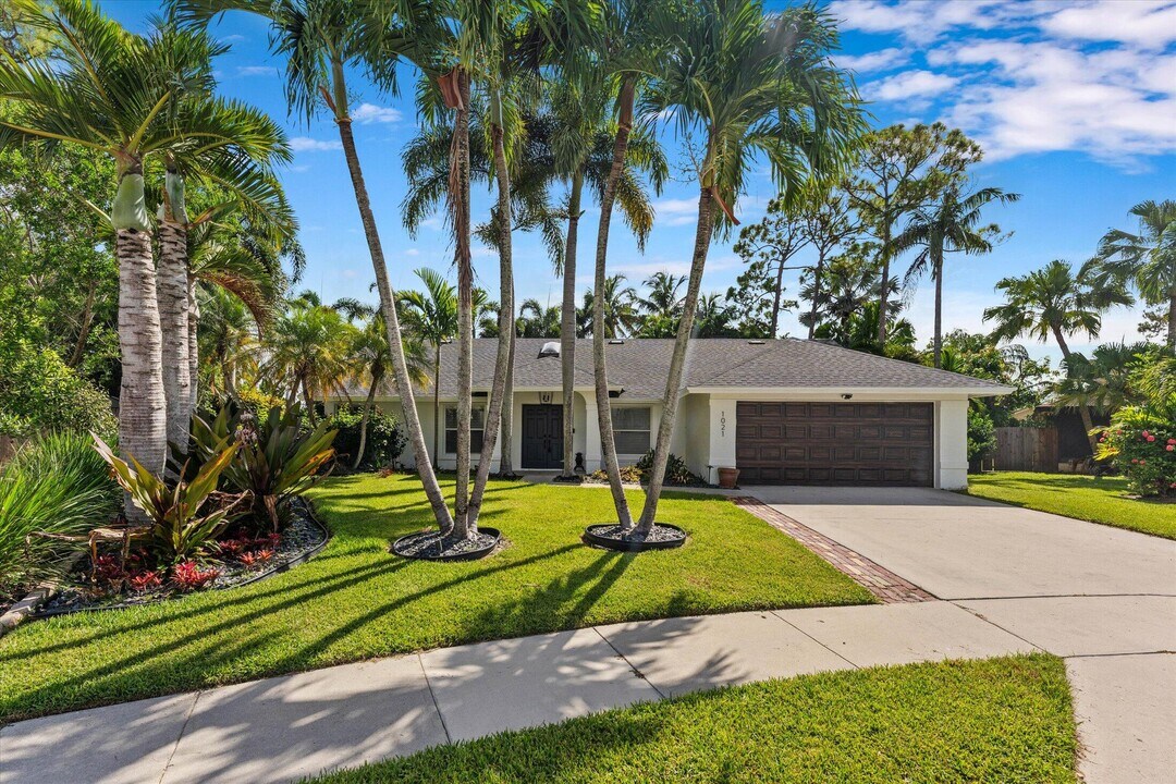 1021 Corallita Ct in Wellington, FL - Building Photo