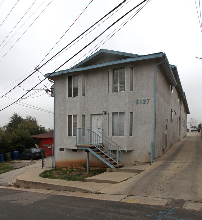 6137 Toltec Way in Los Angeles, CA - Foto de edificio - Building Photo