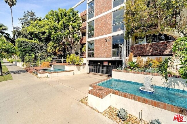 7949 Selma Ave, Unit 108 in Los Angeles, CA - Building Photo - Building Photo
