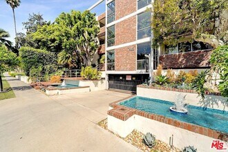 7949 Selma Ave in Los Angeles, CA - Foto de edificio - Building Photo