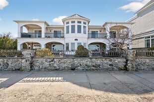 24 Bayville Ave in Bayville, NY - Building Photo