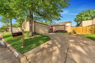 3003 Ashford Oak Dr in Houston, TX - Building Photo - Building Photo