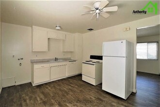 5375 Rosswood St in Redding, CA - Foto de edificio - Building Photo