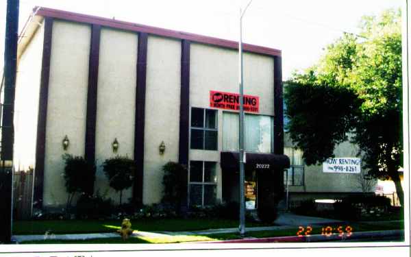 Victoria Apartments in Canoga Park, CA - Building Photo - Building Photo