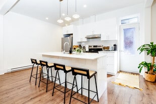 Plaza Court in Montréal, QC - Building Photo