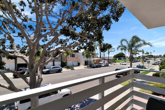 1011 Ocean Ave in Seal Beach, CA - Building Photo - Building Photo