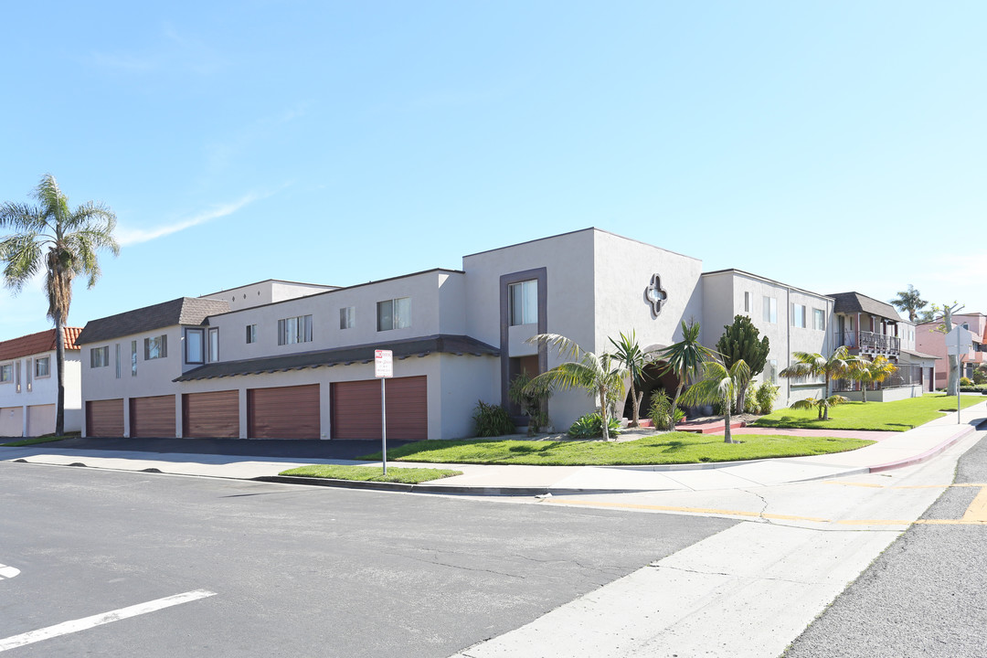 Laguna Gardens Apartments in Oxnard, CA - Building Photo