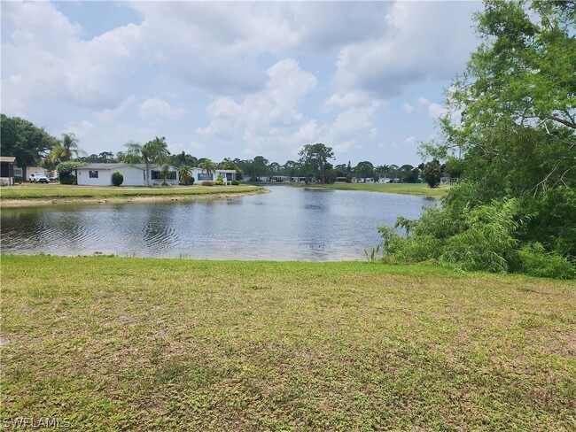 10401 Circle Pine Rd in North Fort Myers, FL - Foto de edificio - Building Photo