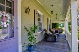 14 Buckingham Pl in Manhasset, NY - Building Photo - Building Photo