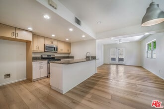 726 W 37th St in Los Angeles, CA - Building Photo - Building Photo