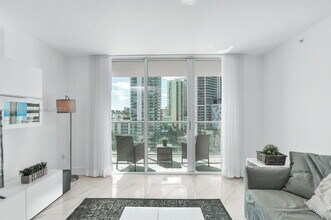 1155 Brickell Bay Dr in Miami, FL - Building Photo - Building Photo