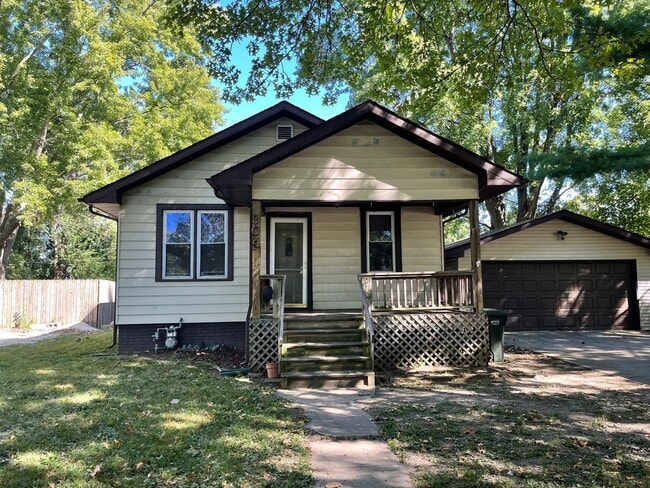 property at 904 N Busey Ave