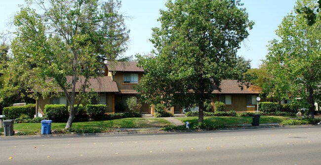 1201-1235 Mission Blvd in Santa Rosa, CA - Foto de edificio - Building Photo