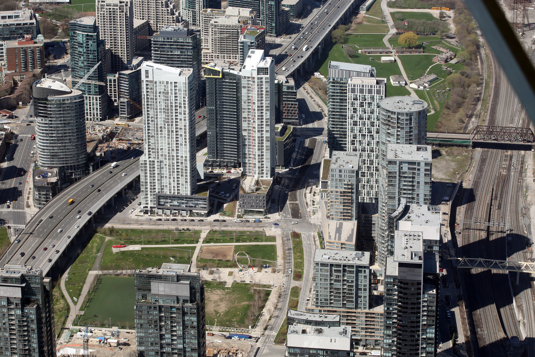 Quartz Condos in Toronto, ON - Building Photo