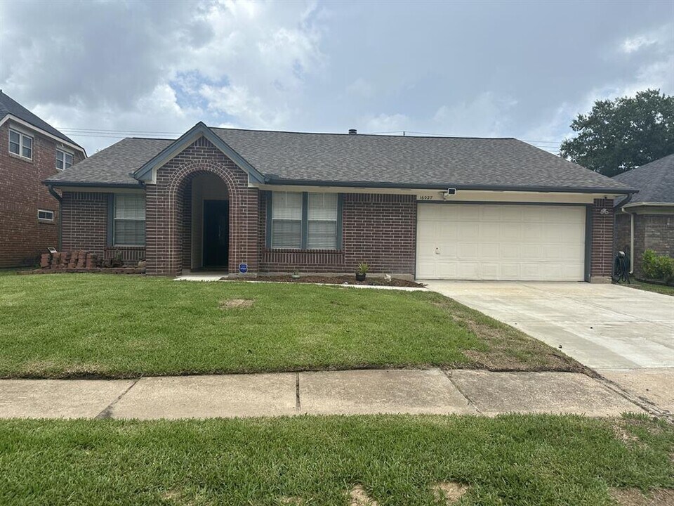 16027 Surrey Woods Dr in Friendswood, TX - Building Photo