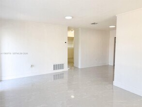 7040 NW 24th St in Sunrise, FL - Building Photo - Building Photo