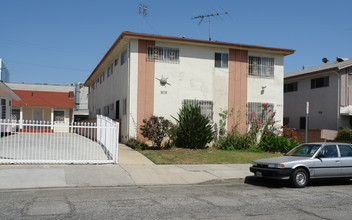 960 S New Hampshire Ave in Los Angeles, CA - Building Photo - Building Photo