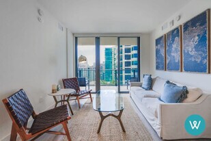 121 NE 34th St in Miami, FL - Building Photo