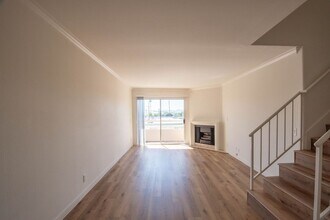 6041 Fulton Ave, Unit 204 in Los Angeles, CA - Building Photo - Building Photo