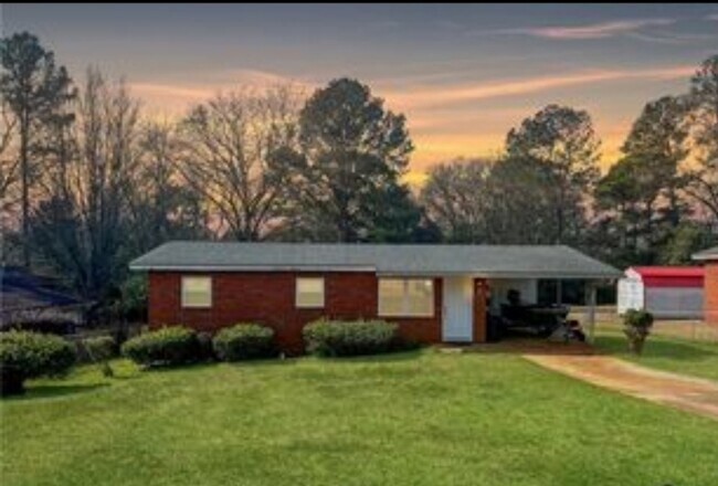 140 N Richmond St in Milledgeville, GA - Building Photo - Building Photo