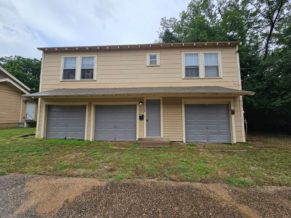 715 Fulton St in Denton, TX - Building Photo