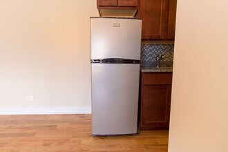 909 W Cornelia Ave, Unit J08P in Chicago, IL - Foto de edificio - Building Photo