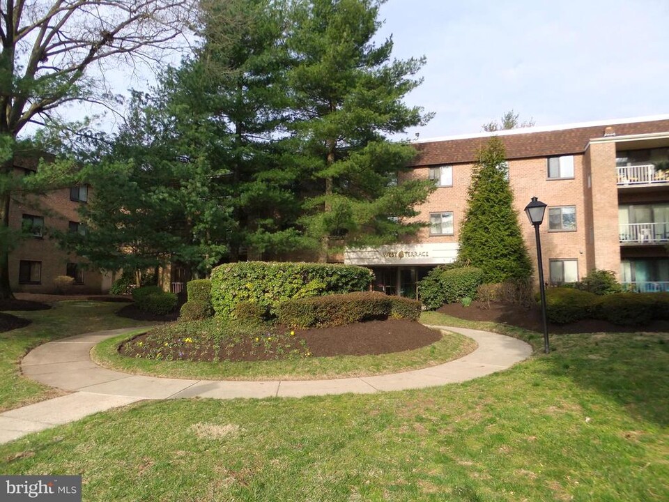 1640 Oakwood Dr in Narberth, PA - Building Photo