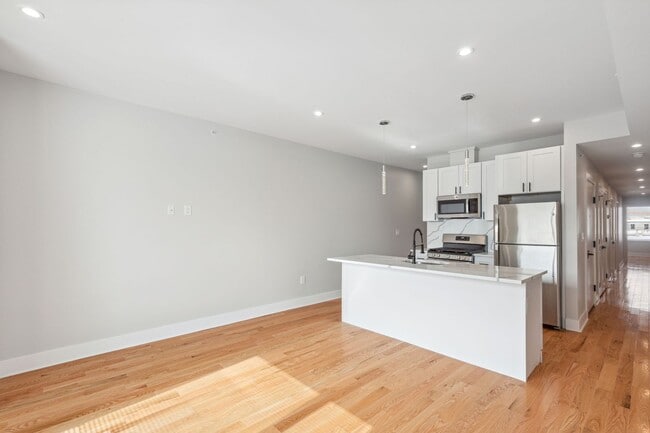 property at 2425 W Thompson St