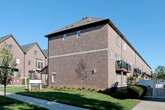 Orchards Phase II in Farmington, MI - Foto de edificio - Building Photo