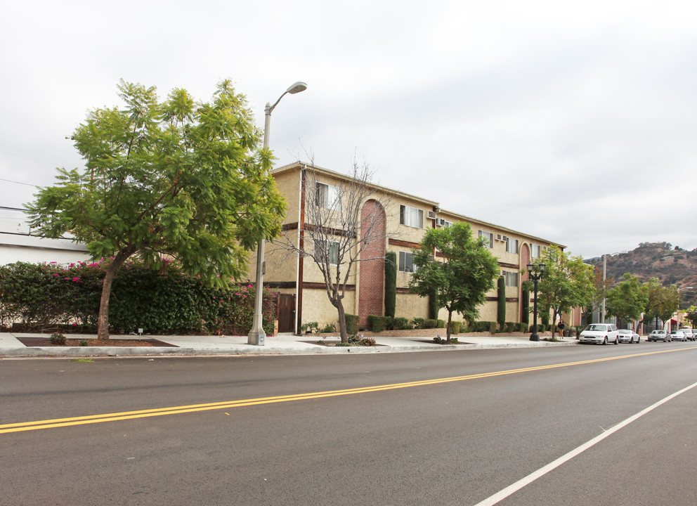 Commerce-10042 in Tujunga, CA - Foto de edificio