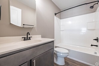 Bluffs of Burlington in Florence, KY - Foto de edificio - Building Photo