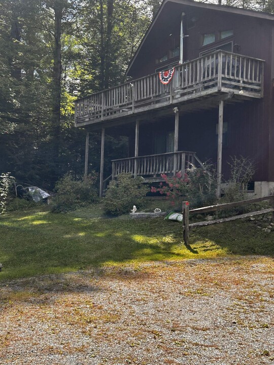 1070 Anderson Rd in Peru, VT - Foto de edificio