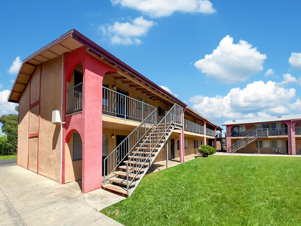 Avalon Park Apartments in Palmdale, CA - Foto de edificio