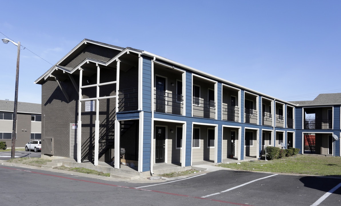 Wheatland Gardens in Dallas, TX - Building Photo