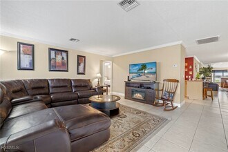 1023 SE 15th St in Cape Coral, FL - Foto de edificio - Building Photo