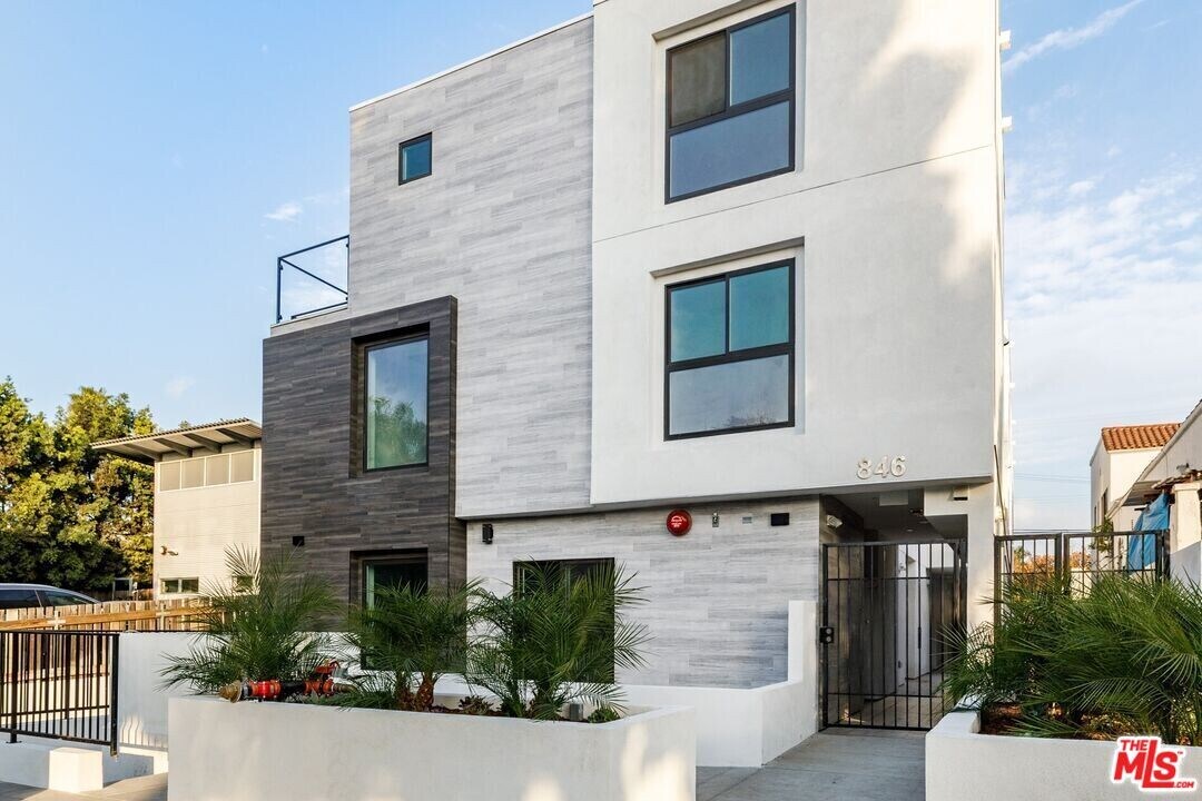 846 N Alta Vista Blvd in Los Angeles, CA - Building Photo