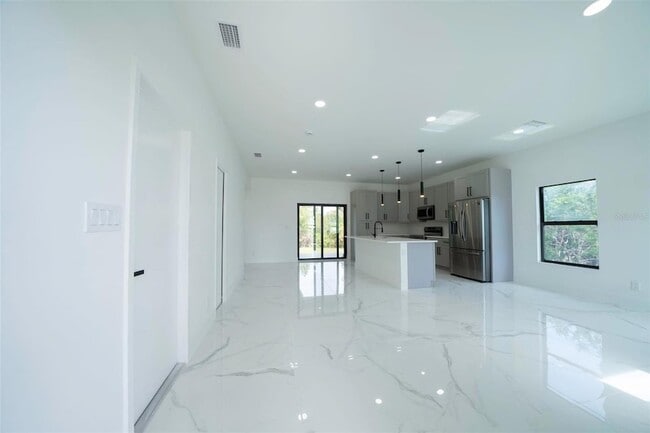 3920 Wisteria Pl in Punta Gorda, FL - Foto de edificio - Building Photo