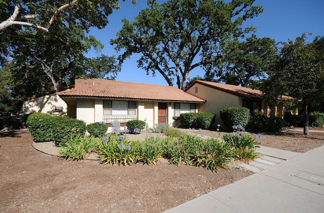 104 W Aliso St in Ojai, CA - Foto de edificio