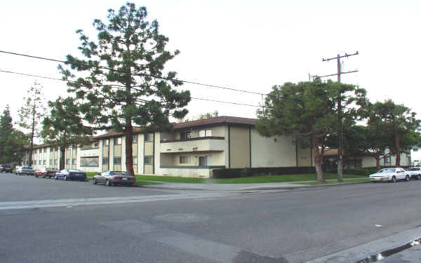 Paradise Garden Apartments in Buena Park, CA - Building Photo - Building Photo