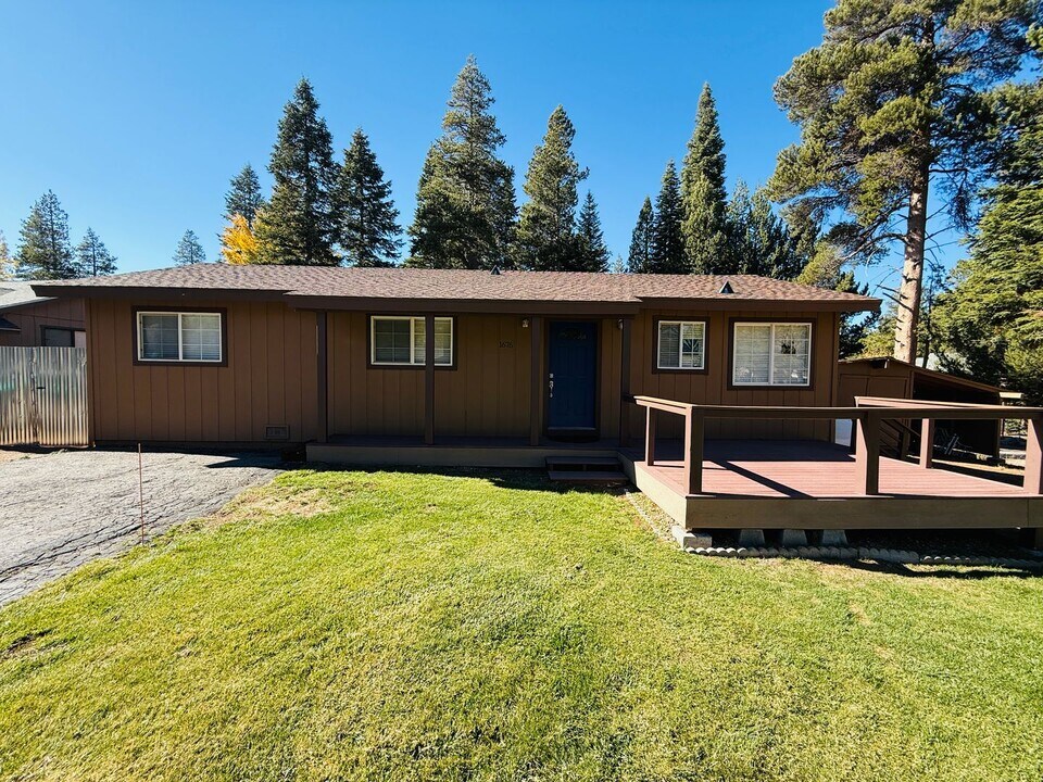 1676 Bakersfield St in South Lake Tahoe, CA - Building Photo