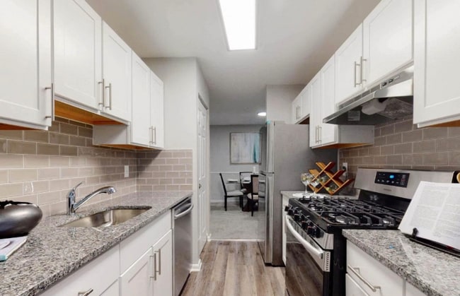 14163 Castle Blvd in Silver Spring, MD - Foto de edificio - Building Photo