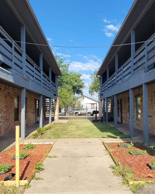 property at 810 N Lincoln St