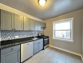 4029.5 W Melrose St, Unit E3 in Chicago, IL - Building Photo - Building Photo