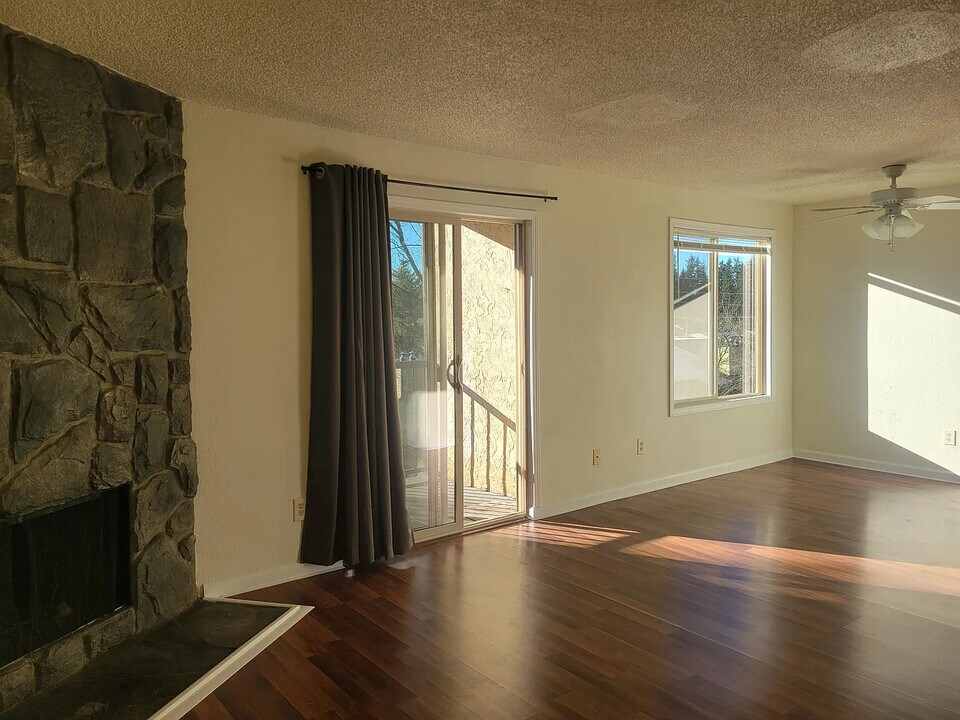 12525 NE 145th Pl in Kirkland, WA - Building Photo