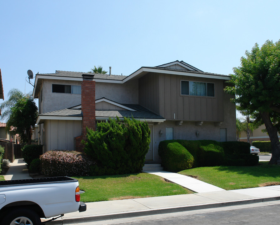 16552 Hillview Cir in Huntington Beach, CA - Building Photo