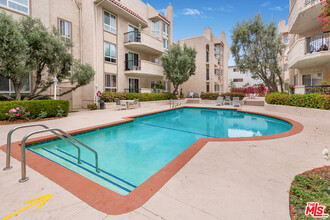 5333 Zelzah Ave-Unit -239 in Los Angeles, CA - Foto de edificio - Building Photo